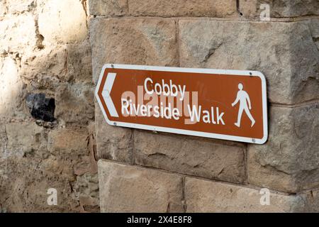 Schild für den Cobby Riverside Walk in Kelso, Schottland. Der Cobby verläuft am Flussufer des Flusses Tweed. Stockfoto