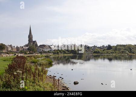 Die Kelso North Parish Church thront über Gebäuden am Fluss am Cobby in Kelso, Schottland. Entworfen von Frederick T. Pilkington, The Church of Scotland Stockfoto