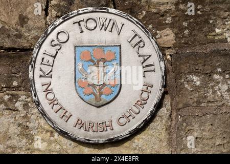 Schild für den Kelso Town Trail in Kelso, Schottland. Das Schild markiert Kelso's North Parish Church. Stockfoto