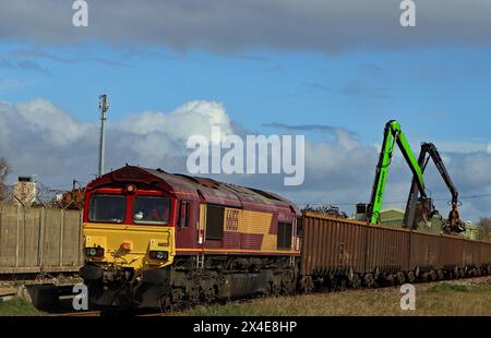 Die DB Cargo Lokomotive Nr. 66155 steht bei Ward Brothers in Headon bei Sunderland, die Wagen dahinter sind mit Schrott beladen Stockfoto