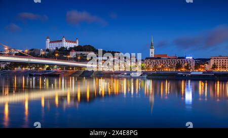 Bratislava, Slowakei. Stadtbild von Bratislava, Hauptstadt der Slowakei in der dämmerblauen Stunde. Stockfoto