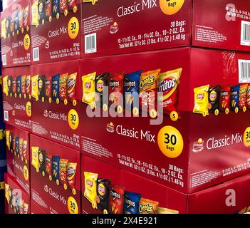 BAXTER, MN - 3. Feb 2021: Ausstellung von roten Boxen mit Taschen mit Snacks und Speisechips zum Verkauf. Ein klassischer Mix aus sechs Beuteln Lay-Markenchips in BA Stockfoto