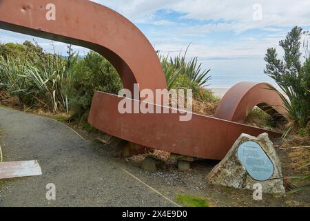 Backpacker-Spaziergang am neuseeländischen Sandstrand Stockfoto