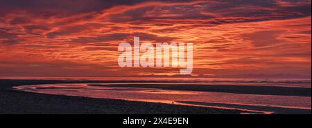 USA, Alaska, Lake Clark National Park. Sonnenaufgang am Cook Inlet. Stockfoto