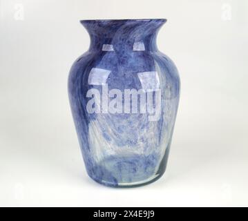 Antike Art déco-Vase aus blauem und weißem Glas der 1920-30er Jahre, die Gray-Stan zugeschrieben wird. Stockfoto