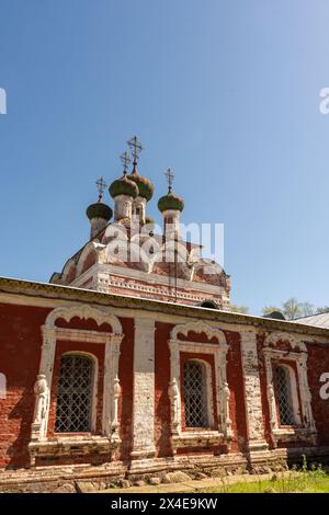 Die Fenster des Klosters und der orthodoxen Kirche. Reich verzierte Stuckfenster als Teil der Kirche. Ausgewählter Fokus. Hochwertige Fotos Stockfoto