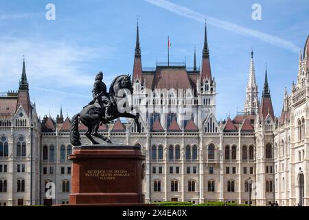 Reiterstatue von Ferenc Rakocz vor dem ungarischen Parlament, ein Meisterwerk gotischer Architektur in Budapest, Ungarn, Europa. Stockfoto