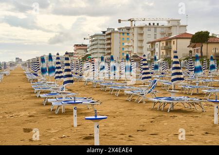 Lido di Jesolo, Italien - 2. Mai 2024: Geschlossene Sonnenschirme am Strand von Lido di Jesolo in Italien *** Geschlossene Sonnenschirme am Strand von Lido di Jesolo in Italien Stockfoto