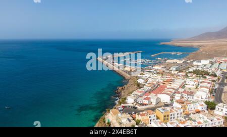 Morro Jable, Fuerteventura, Spanien aus der Vogelperspektive auf die Küste des Atlantischen Ozeans und eine kleine Stadt am Rande von Klippen und Strand Stockfoto