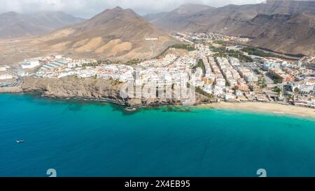 Morro Jable, Fuerteventura, Spanien aus der Vogelperspektive auf die Küste des Atlantischen Ozeans und eine kleine Stadt am Rande von Klippen und Strand Stockfoto