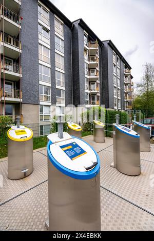 Unterirdische Abfallentsorgungsanlage, Abfallsäulen für verschiedene Abfallarten, in unterirdischen Sammelbehältern in einem Wohnkomplex in Bochum, NRW Stockfoto