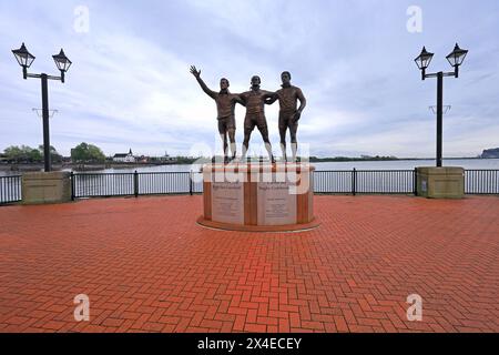 Die Rugby-Codebreakers-Statue in Cardiff Bay erinnert an Rugbyspieler, die in die Rugby-Liga eingestiegen sind. Mai 2024 Stockfoto