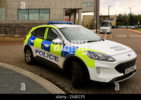 Polizeiauto parkt am Straßenrand, Cardiff Bay. Mai 2024 Stockfoto