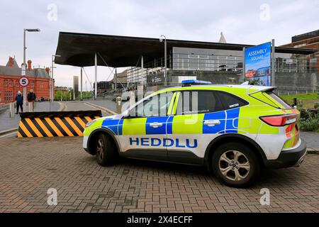 Polizeiauto parkte vor dem Senedd-Gebäude, Cardiff Bay. Mai 2024 Stockfoto