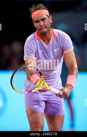 MADRID, SPANIEN - APRIL 30: Rafael Nadal aus Spanien spielt gegen Jiri Lehecka aus Tschechien während des Achtelfinale-Spiels am 8. Tag der Mutua Madrid Open in La Caja Magica am 30. April 2024 in Madrid. (Foto von QSP) Stockfoto