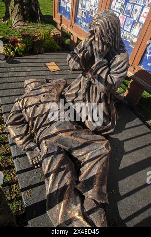 Chicago, Illinois – Eine Bronzeskulptur namens „Thou Shalt not Kill“ zeigt Jesus Christus, der über ein Opfer von Waffengewalt weint. Die Arbeit, außerhalb von St. Sa Stockfoto