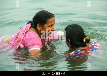 Zwei Pilgerinnen in Varanasi, Indien. Stockfoto