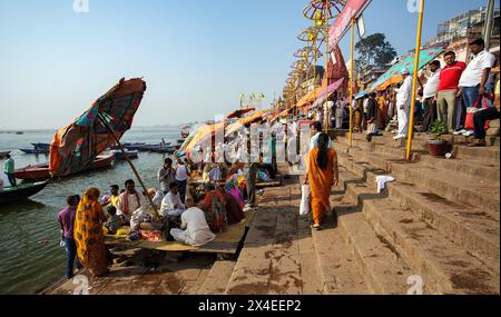 Pilger und Pujas in Dashwamedh Ghat in Varanasi, Indien. Stockfoto