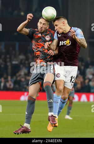 Birmingham, Großbritannien. Mai 2024. Lucas Digne von Aston Villa (R) wird von Kostas Fortounis von Olympiakos während des Spiels der UEFA Europa Conference League im Villa Park, Birmingham, herausgefordert. Der Bildnachweis sollte lauten: Andrew Yates/Sportimage Credit: Sportimage Ltd/Alamy Live News Stockfoto