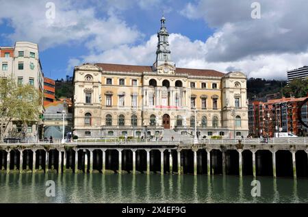 Historische Architektur am Fluss Nervion in Bilbao, Spanien, Europa, Stockfoto