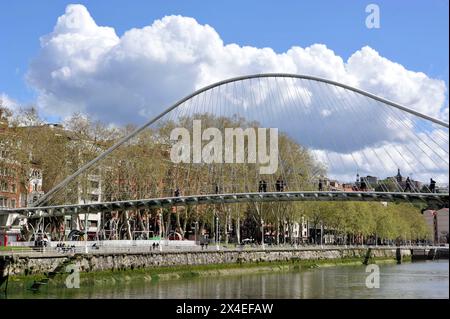 Menschen, die eine Brücke über den Nervion überqueren, Bilbao, Spanien, Europa Stockfoto