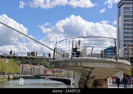 Menschen, die eine Brücke über den Nervion überqueren, Bilbao, Spanien, Europa Stockfoto