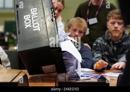 Während der Zählung für die Nachwahl in Blackpool South im Blackpool Sports Centre wird eine Wahlurne geleert. Die Nachwahl wurde nach dem Rücktritt von Scott Benton ausgelöst. Bilddatum: Donnerstag, 2. Mai 2024. Stockfoto