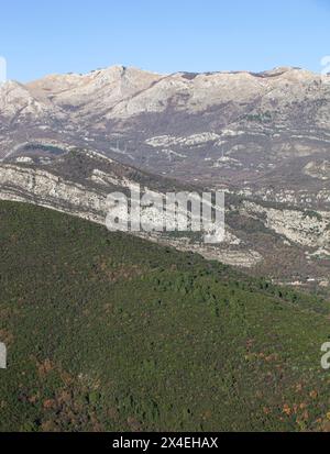 Winter in den Bergen, wunderschöne Berglandschaft. Blick auf den Bergrücken und die grünen Bäume. Budva, Montenegro. Europa. Vertikal Stockfoto