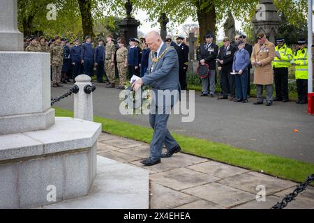 Der Bürgermeister von Warrington, Cllr Steve Wright, legt am ANZAK Day 2024 am 28. April in der Soldier's Corner auf dem Warrington Cemetery einen Kranz ab Stockfoto