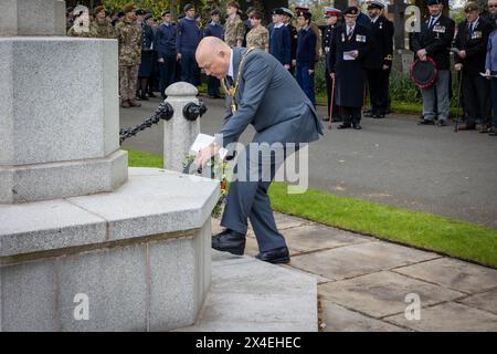 Der Bürgermeister von Warrington, Cllr Steve Wright, legt am ANZAK Day 2024 am 28. April in der Soldier's Corner auf dem Warrington Cemetery einen Kranz ab Stockfoto