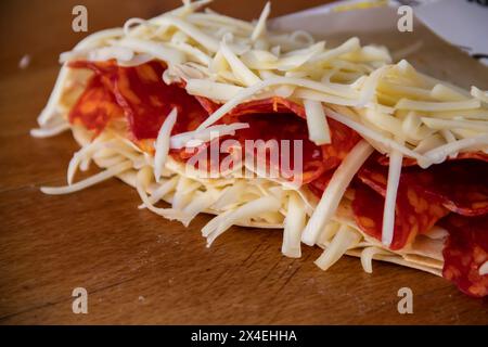 Köstliche Burrito-Wrap mit Wurst und Käse: Ein kalorienarmer Fast Food-Snack voller Geschmack Stockfoto