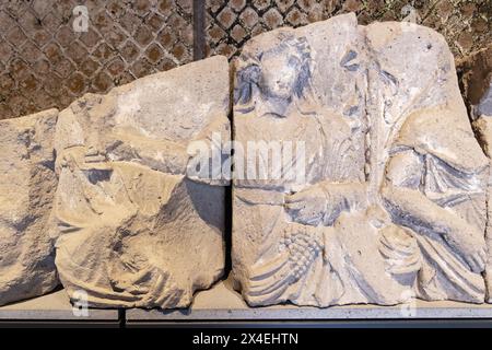 Pompeji Schnitzerei; Teil des Tempels von Bacchus (Dionysos), zeigt Bacchus, Gott der Landwirtschaft, Wein und Fruchtbarkeit; Pompeji Museum, Pompeji Italien Stockfoto