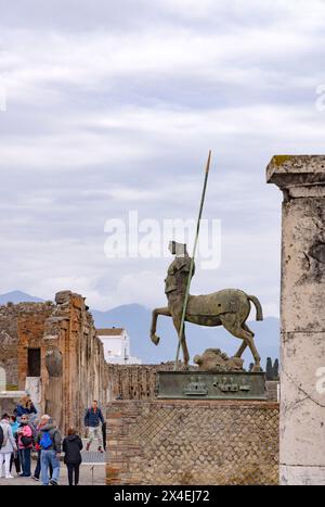 Besucher der Centaur Statue im Forum Pompeji; Pompeji Ruinen der antiken römischen Zivilisation, Pompeji Italien. Pompeji Touristen Stockfoto