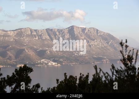 Frühling in den Bergen, wunderschöne Berglandschaft. Blick auf die Bergkette und die grünen Bäume. Sommer, Herbst und Winter. Budva, Montenegro. Stockfoto