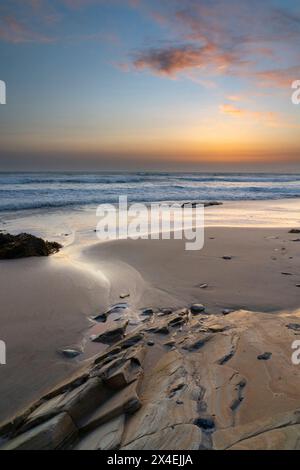 USA, Kalifornien. Sonnenuntergang am felsigen Strand von Jalama Beach County Park. Stockfoto