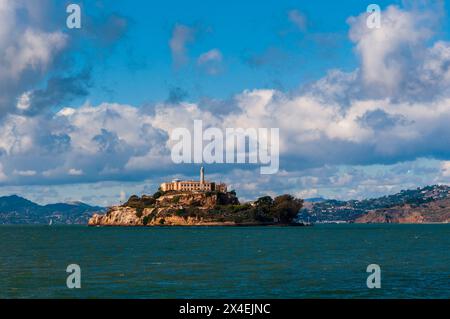 Schwere Kumuluswolken über der Insel Alcatraz und dem Gefängnis. Alcatraz Island, San Francisco Bay, San Francisco, Kalifornien. Stockfoto