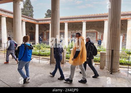 Pompeji Besucher - Menschen im Garten der Casa Vettii, oder Haus der Vettii, eine kürzlich eröffnete Villa, Pompeji Kampanien Italien. UNESCO-Stätte Stockfoto