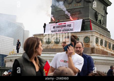 Paris, Frankreich. Mai 2024. Die Demonstranten zeigen ein riesiges Banner in der Julisäulenstatue am Place Bastille, auf dem steht: „Überlass Paris nicht den Nazis“, während der Maidemonstration. Rund 200 000 Menschen waren bei den Demonstrationen am 1. Mai, dem Tag der Arbeit, in Paris anwesend. Neben der gewerkschaft nahmen auch mehrere Pro-Palästina- und Anti-Olympia-Aktivistengruppen am märz dieses Jahres Teil. Mehrere Zusammenstöße mit der Polizei wurden auf der Strecke zwischen Place de Republique und Place de Nation aufgezeichnet. Quelle: SOPA Images Limited/Alamy Live News Stockfoto