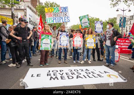 Paris, Frankreich. Mai 2024. Anti-Olympia-Aktivisten der 'Le Reverse de la Medaille' haben während der Maidemonstration protestiert. Rund 200 000 Menschen waren bei den Demonstrationen am 1. Mai, dem Tag der Arbeit, in Paris anwesend. Neben der gewerkschaft nahmen auch mehrere Pro-Palästina- und Anti-Olympia-Aktivistengruppen am märz dieses Jahres Teil. Mehrere Zusammenstöße mit der Polizei wurden auf der Strecke zwischen Place de Republique und Place de Nation aufgezeichnet. Quelle: SOPA Images Limited/Alamy Live News Stockfoto