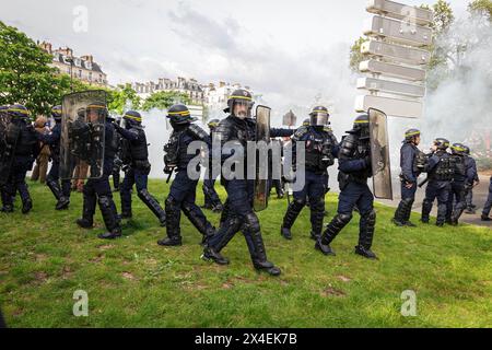 Paris, Frankreich. Mai 2024. Ein Polizeikommando, das am Ende der Demonstration am 1. Mai in Place Nation gesehen wurde, um Demonstranten zu zerstreuen. Rund 200 000 Menschen waren bei den Demonstrationen am 1. Mai, dem Tag der Arbeit, in Paris anwesend. Neben der gewerkschaft nahmen auch mehrere Pro-Palästina- und Anti-Olympia-Aktivistengruppen am märz dieses Jahres Teil. Mehrere Zusammenstöße mit der Polizei wurden auf der Strecke zwischen Place de Republique und Place de Nation aufgezeichnet. Quelle: SOPA Images Limited/Alamy Live News Stockfoto
