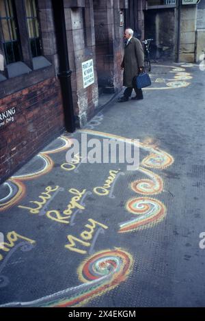 Royal May Day Knutsford, Cheshire, England. 1973. Sandmalerei im Knutsford Pub. Es heißt "Long lebe unsere königliche Maikönigin". HOMER SYKES AUS DEN 1970ER JAHREN Stockfoto