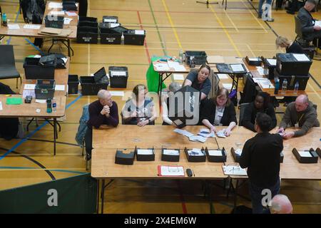 Während der Zählung für die Nachwahl in Blackpool South im Blackpool Sports Centre, Blackpool, wird eine Wahlurne geleert. Die Nachwahl wurde nach dem Rücktritt von Scott Benton ausgelöst. Bilddatum: Donnerstag, 2. Mai 2024. Stockfoto