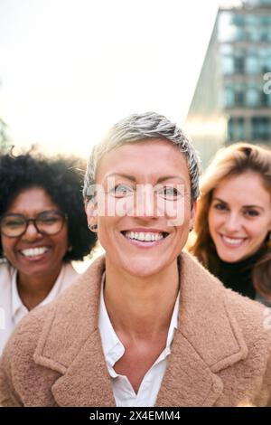 Portrait multirassische Gruppen befähigten Frauen unterschiedlichster Altersgruppen, die im Freien lächelnd in die Kamera schauten. Stockfoto