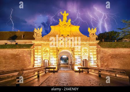 Fantastische Stadtlandschaft und Aussicht am Haupttor für Eingang in die mittelalterliche Festung von Alba Iulia (Carolina). Ort: Alba Iulia, Alba County, Rumänien, E Stockfoto