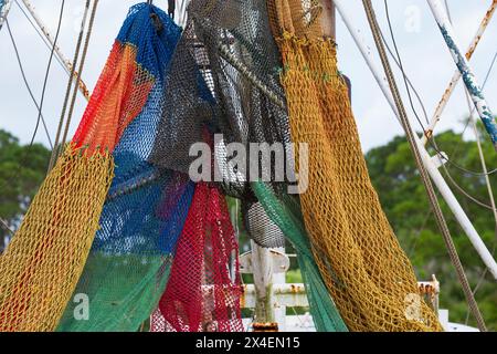 USA, Florida, Apalachicola. Garnelenboot mit bunten Netzen am Dock. Stockfoto