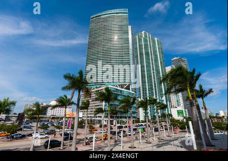 Blick auf Wolkenkratzer am Biscayne Boulevard in der Innenstadt von Miami. Miami, Florida. Stockfoto