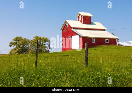 USA, Idaho, Genesee. Rote Scheune, blauer Himmel, weiße Wolken. (Nur Für Redaktionelle Zwecke) Stockfoto