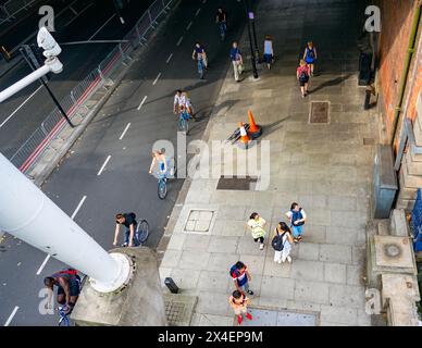 London, England - 3. August 2019 : Pendler auf Fahrrädern und zu Fuß Stockfoto