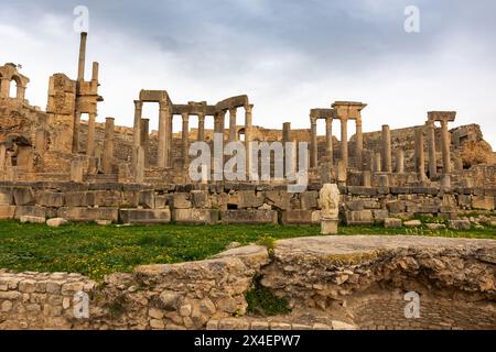 Blick auf das römische Theater von Dougga im Nordwesten Tunesiens Stockfoto