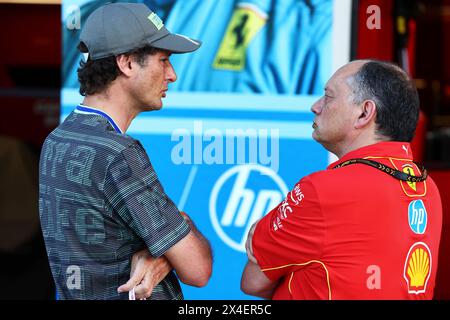 Miami, USA. Mai 2024. (L bis R): John Elkann (ITA) FIAT Chrysler Automobiles Chairman und Frederic Vasseur (FRA) Ferrari Team Principal. Formel-1-Weltmeisterschaft, Rd 6, Miami Grand Prix, Donnerstag, 2. Mai 2024. Miami International Autodrome, Miami, Florida, USA. Quelle: James Moy/Alamy Live News Stockfoto